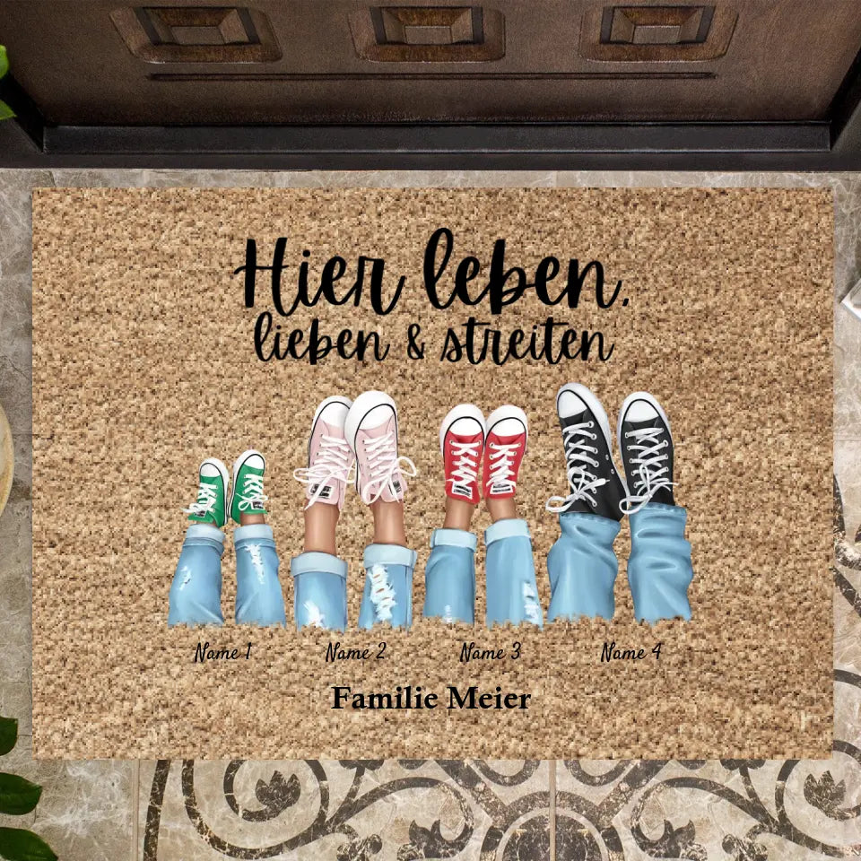Här lever vi, älskar och bråkar - Personlig dörrmatta för familjer (2-8 personer)