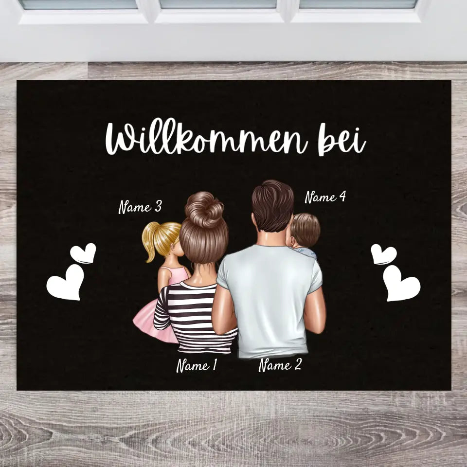 "Välkommen till vårt hem" Personlig dörrmatta för familjen svart (upp till 4 barn)