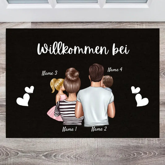 "Välkommen till vårt hem" Personlig dörrmatta för familjen svart (upp till 4 barn)