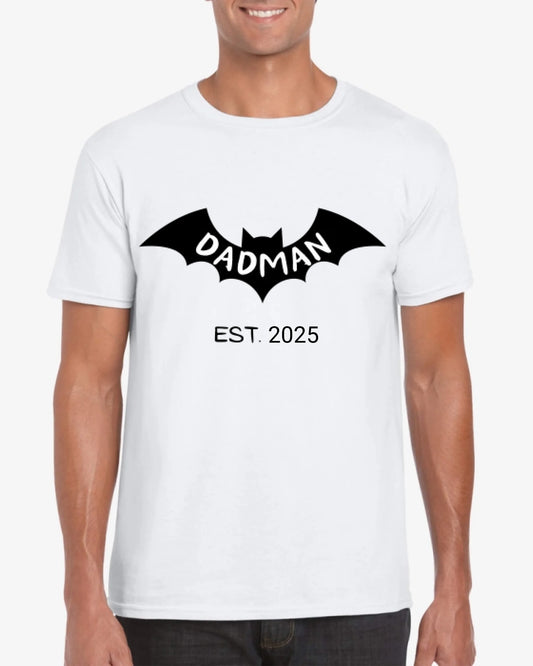 Dadman/ Badmom seit 2025 - Personalisiertes T-Shirt für werdende Väter, Ankündigung Geburt/ Schwangerschaft 100% Baumwolle