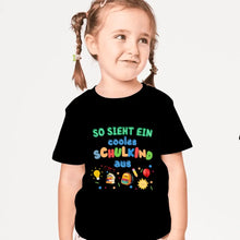 Indlæs billede til gallerivisning Sådan ser et sejt skolebarn ud - Personlig T-shirt til børn, der starter i skole (100% bomuld)
