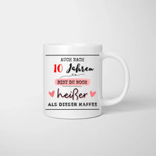 Ladda upp bild till gallerivisning, Heisser als Kaffee - Personalisierte Tasse für Pärchen, Jahrestag, Hochzeitstag
