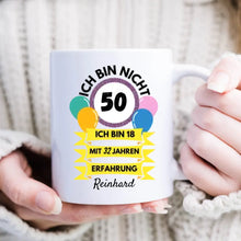 Ladda upp bild till gallerivisning, Ich bin nicht 50, ich bin 18 mit 32 Jahren Erfahrung - Personalisierte Tasse zum Geburtstag 30, 40, 50, 60, 70, 80 Jahre (Alter &amp; Namen individualisieren)
