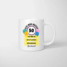 Ladda upp bild till gallerivisning, Ich bin nicht 50, ich bin 18 mit 32 Jahren Erfahrung - Personalisierte Tasse zum Geburtstag 30, 40, 50, 60, 70, 80 Jahre (Alter &amp; Namen individualisieren)
