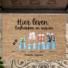 Ladda upp bild till gallerivisning, Hier leven, liefhebben en ruziën - Persoonlijke familie deurmat (1-8 personen, kinderen, huisdieren)
