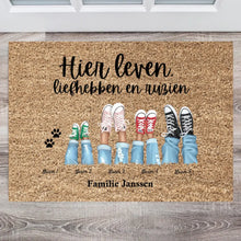 Ladda upp bild till gallerivisning, Hier leven, liefhebben en ruziën - Persoonlijke familie deurmat (1-8 personen, kinderen, huisdieren)
