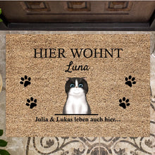 Ladda upp bild till gallerivisning, &quot;Hier wohnt&quot; Fußmatte mit Katze personalisiert (1-4 Katzen)
