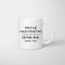 Ladda upp bild till gallerivisning, Ich liebe dich jeden Tag &quot;Arm in Arm&quot; - Personalisierte Tasse für Paare
