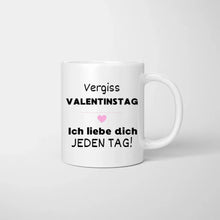 Indlæs billede til gallerivisning Vergiss Valentinstag, ich liebe dich jeden Tag - Personalisierte Tasse für Paare
