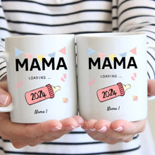 Ladda upp bild till gallerivisning, Mama Loading 2024 - Personalisierte Tasse für werdende Mütter, Väter, zur Verkündung (Mama, Papa, Oma, Opa, Patin, Pate)
