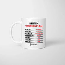 Ladda upp bild till gallerivisning, Renten Wochenplan - Personalisierte lustige Tasse zum Geburtstag (Rentner-Edition)
