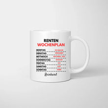 Ladda upp bild till gallerivisning, Renten Wochenplan - Personalisierte lustige Tasse zum Geburtstag (Rentner-Edition)
