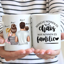 Ladda upp bild till gallerivisning, Manche nennen es Chaos, wir nennen es Familie - Personalisierte Familien Tasse (Muttertag, Vatertag mit 1-4 Kinder)
