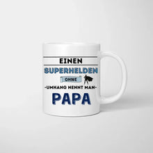 Ladda upp bild till gallerivisning, Superheld ohne Umhang PAPA - Personalisierte Tasse (1-4 Kinder)
