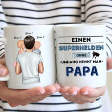 Ladda upp bild till gallerivisning, Superheld ohne Umhang PAPA - Personalisierte Tasse (1-4 Kinder)
