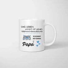 Ladda upp bild till gallerivisning, Leben kommt mit keiner Gebrauchsanweisung sondern mit einem Papa - Personalisierte Tasse (Vater mit 1-4 Kinder)
