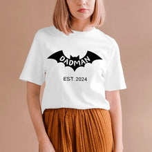 Ladda upp bild till gallerivisning, Dadman/ Badmom seit 2024 - Personalisiertes T-Shirt für werdende Väter, Ankündigung Geburt/ Schwangerschaft 100% Baumwolle
