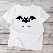 Ladda upp bild till gallerivisning, Dadman/ Badmom seit 2024 - Personalisiertes T-Shirt für werdende Väter, Ankündigung Geburt/ Schwangerschaft 100% Baumwolle
