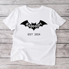 Ladda upp bild till gallerivisning, Badmom (Dadman) seit 2024 - Personalisiertes T-Shirt für werdende Mütter, Ankündigung Geburt/ Schwangerschaft 100% Baumwolle
