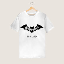 Ladda upp bild till gallerivisning, Badmom (Dadman) seit 2024 - Personalisiertes T-Shirt für werdende Mütter, Ankündigung Geburt/ Schwangerschaft 100% Baumwolle
