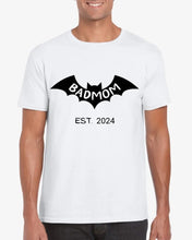 Ladda upp bild till gallerivisning, Badmom (Dadman) seit 2024 - Personalisiertes T-Shirt für werdende Mütter, Ankündigung Geburt/ Schwangerschaft 100% Baumwolle
