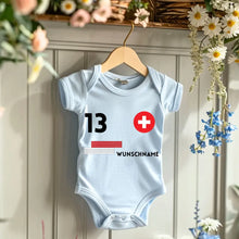Indlæs billede til gallerivisning 2024 Fussball EM Schweiz - Personalisierter Baby-Onesie/ Strampler, Trikot mit anpassbarem Namen und Trikotnummer, 100% Bio-Baumwolle Baby Body
