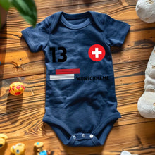 Ladda upp bild till gallerivisning, 2024 Fussball EM Schweiz - Personalisierter Baby-Onesie/ Strampler, Trikot mit anpassbarem Namen und Trikotnummer, 100% Bio-Baumwolle Baby Body
