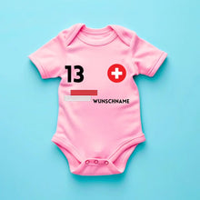 Ladda upp bild till gallerivisning, 2024 Fussball EM Schweiz - Personalisierter Baby-Onesie/ Strampler, Trikot mit anpassbarem Namen und Trikotnummer, 100% Bio-Baumwolle Baby Body

