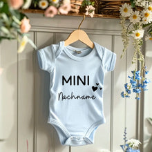 Indlæs billede til gallerivisning Mini-Nachname - Personalisierter Baby-Onesie/ Strampler, 100% Bio-Baumwolle Body
