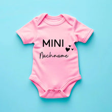 Ladda upp bild till gallerivisning, Mini-Nachname - Personalisierter Baby-Onesie/ Strampler, 100% Bio-Baumwolle Body
