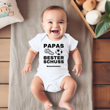 Indlæs billede til gallerivisning Papas bester Schuss - Personalisierter Baby-Onesie/ Strampler, 100% Bio-Baumwolle, Fußball Fan Body
