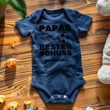 Ladda upp bild till gallerivisning, Papas bester Schuss - Personalisierter Baby-Onesie/ Strampler, 100% Bio-Baumwolle, Fußball Fan Body

