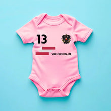 Indlæs billede til gallerivisning 2024 Fussball EM Österreich - Personalisierter Baby-Onesie/ Strampler, Trikot mit anpassbarem Namen und Trikotnummer, 100% Bio-Baumwolle Baby Body

