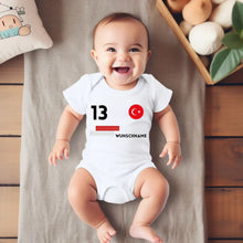 Indlæs billede til gallerivisning 2024 Fussball EM Türkei - Personalisierter Baby-Onesie/ Strampler, Trikot mit anpassbarem Namen und Trikotnummer, 100% Bio-Baumwolle Baby Body
