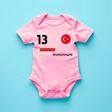 Ladda upp bild till gallerivisning, 2024 Fussball EM Türkei - Personalisierter Baby-Onesie/ Strampler, Trikot mit anpassbarem Namen und Trikotnummer, 100% Bio-Baumwolle Baby Body

