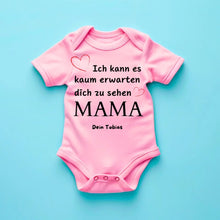 Indlæs billede til gallerivisning Ich kann es kaum erwarten dich zu sehen MAMA - Personalisierter Baby-Onesie/ Strampler, Geburt MAMA, PAPA, OMA, OPA, 100% Bio-Baumwolle Body
