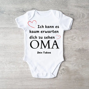 Ich kann es kaum erwarten dich zu sehen OMA - Personalisierter Baby-Onesie/ Strampler, Geburt MAMA, PAPA, OMA, OPA, 100% Bio-Baumwolle Body