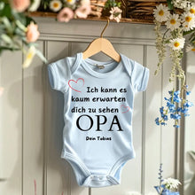 Indlæs billede til gallerivisning Ich kann es kaum erwarten dich zu sehen OPA - Personalisierter Baby-Onesie/ Strampler, Geburt MAMA, PAPA, OMA, OPA, 100% Bio-Baumwolle Body
