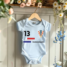 Indlæs billede til gallerivisning 2024 Fussball EM Kroatien - Personalisierter Baby-Onesie/ Strampler, Trikot mit anpassbarem Namen und Trikotnummer, 100% Bio-Baumwolle Baby Body
