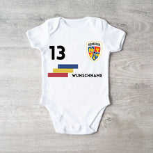 Indlæs billede til gallerivisning 2024 Fussball EM Rumänien - Personalisierter Baby-Onesie/ Strampler, Trikot mit anpassbarem Namen und Trikotnummer, 100% Bio-Baumwolle Baby Body
