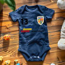 Ladda upp bild till gallerivisning, 2024 Fussball EM Rumänien - Personalisierter Baby-Onesie/ Strampler, Trikot mit anpassbarem Namen und Trikotnummer, 100% Bio-Baumwolle Baby Body
