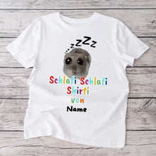 Ladda upp bild till gallerivisning, Schlafi Shlafi Shirti Hamster Meme - Personalisiertes T-Shirt (100% Baumwolle, Unisex)
