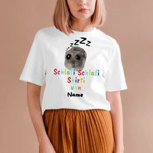 Ladda upp bild till gallerivisning, Schlafi Shlafi Shirti Hamster Meme - Personalisiertes T-Shirt (100% Baumwolle, Unisex)
