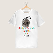 Ladda upp bild till gallerivisning, Schlafi Shlafi Shirti Hamster Meme - Personalisiertes T-Shirt (100% Baumwolle, Unisex)
