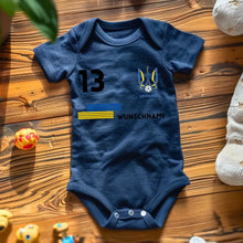 Indlæs billede til gallerivisning 2024 Fussball EM Ukraine - Personalisierter Baby-Onesie/ Strampler, Trikot mit anpassbarem Namen und Trikotnummer, 100% Bio-Baumwolle Baby Body
