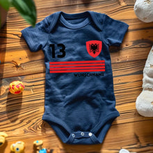Indlæs billede til gallerivisning 2024 Fussball EM Albanien - Personalisierter Baby-Onesie/ Strampler, Trikot mit anpassbarem Namen und Trikotnummer, 100% Bio-Baumwolle Baby Body
