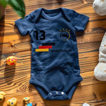 Indlæs billede til gallerivisning Deutschland EM Trikot Strampler - Personalisierter Baby-Onesie, Body mit anpassbarem Namen und Trikotnummer, 100% Bio-Baumwolle, EM 2024
