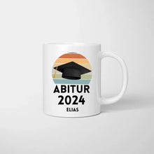 Ladda upp bild till gallerivisning, Glückwunsch Abschluss Tasse 2024 - Personalisierte Tasse Abitur, Studium, Bachelor, Master, Ausbildung, Realschule, Examen
