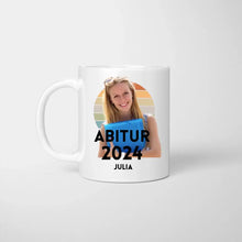 Ladda upp bild till gallerivisning, Abschluss Foto Tasse 2024 - Eigenes Bild hochladen, Personalisierte Tasse Abitur, Studium, Bachelor, Master, Ausbildung, Realschule, Examen
