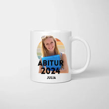 Ladda upp bild till gallerivisning, Abschluss Foto Tasse 2024 - Eigenes Bild hochladen, Personalisierte Tasse Abitur, Studium, Bachelor, Master, Ausbildung, Realschule, Examen
